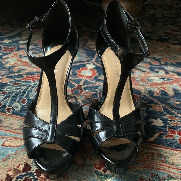 Gianni Bini Black Heel - Picture 2 of 3